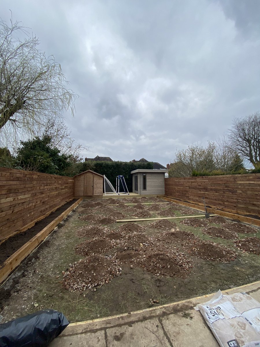97zmn's tweet photo. Little before and after for Twitter, proud of this one. Give me a shout if you need your garden tending to…😉 https://t.co/VZgI6WOrIj