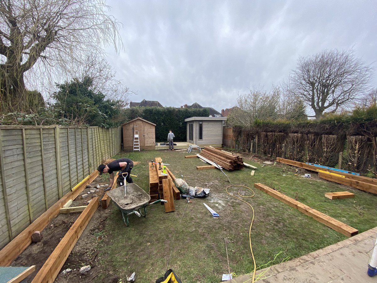 97zmn's tweet photo. Little before and after for Twitter, proud of this one. Give me a shout if you need your garden tending to…😉 https://t.co/VZgI6WOrIj