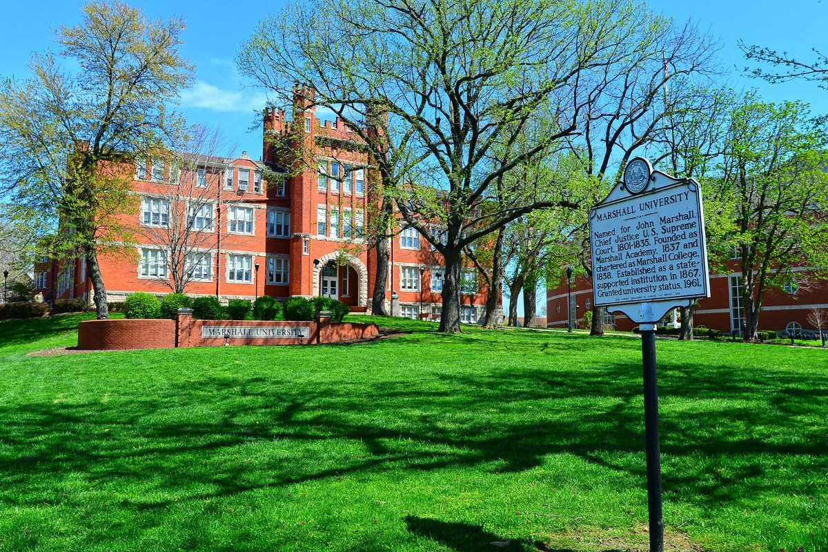 marshallu's tweet photo. University health and safety officials have collaborated with the Cabell-Huntington Health Department to make free #Covid19 vaccinations available to Marshall students through clinics in Cabell County. Students should check their Marshall email for details. 
#MarshallUFamily https://t.co/FSw7FKDmqk