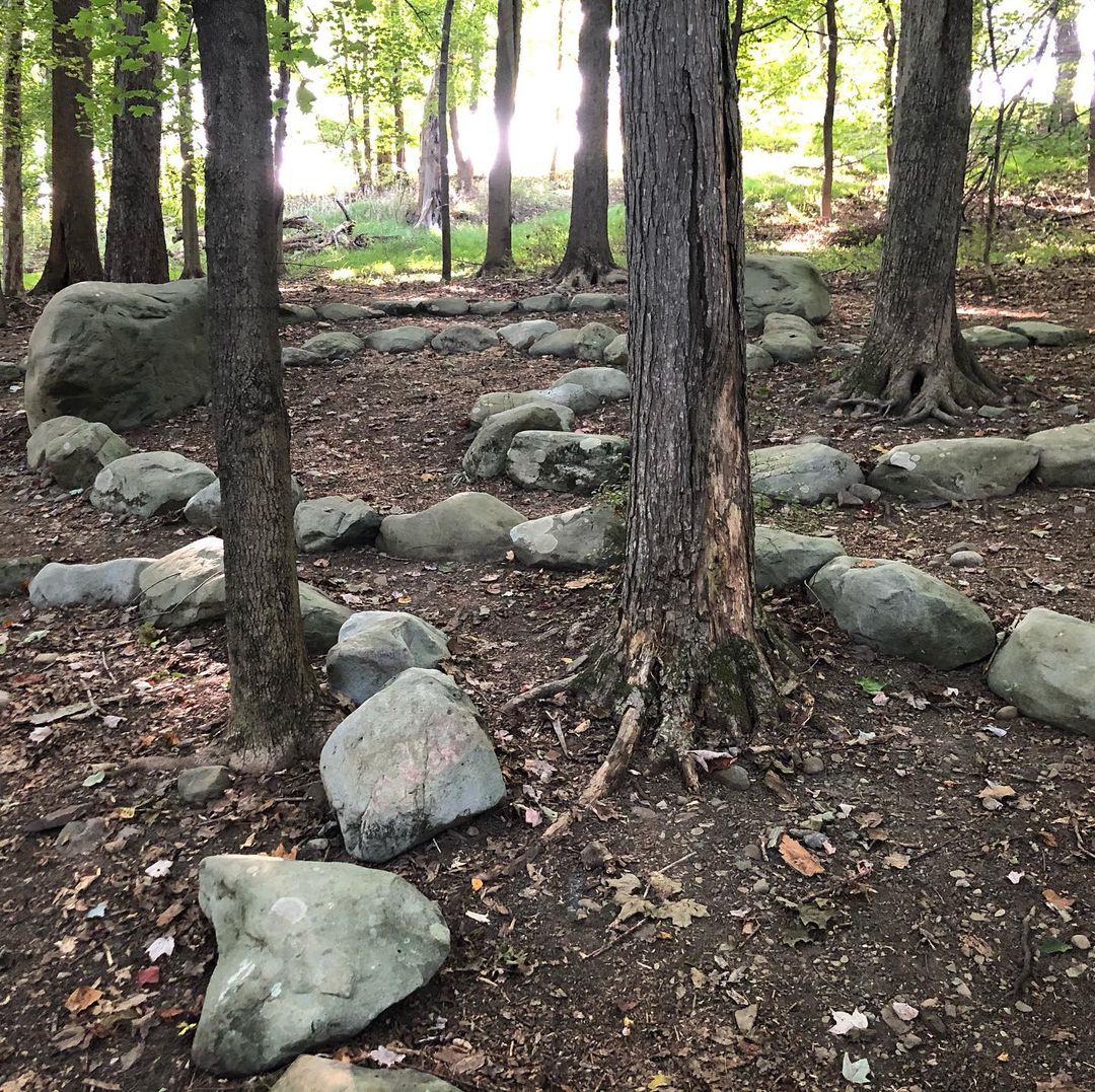 You can find this work, nestled in the North Woods where the Moodna Creek trail ends. #ArtinNature #5WomenArtists #WomensMonth @WomenInTheArts 

Photo: IG / kathleensweeney