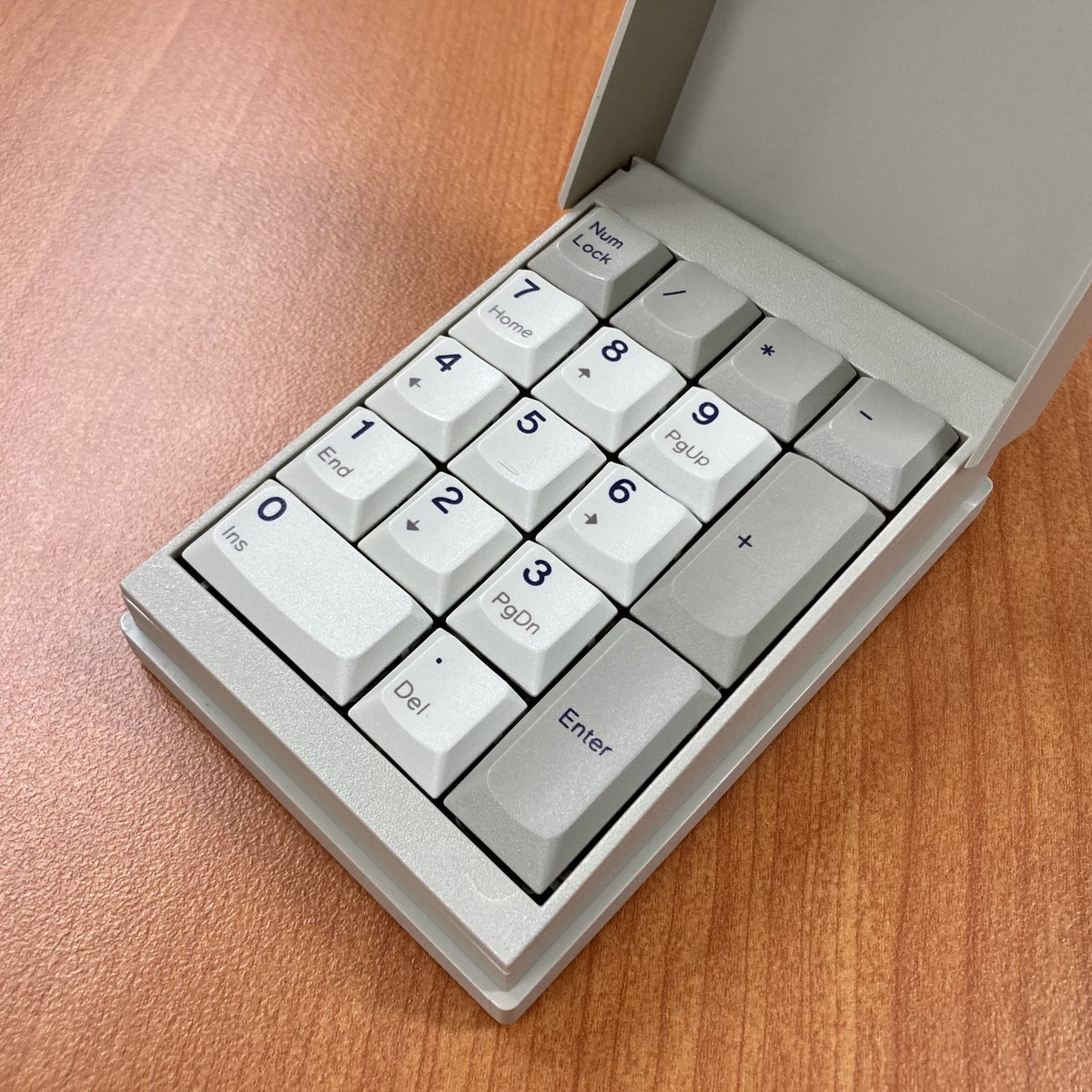 sdf_pubnix's tweet photo. convenient portable data entry.
#vintagecomputer #retrocomputing #dataentry #ibm #computer #data #tenkey https://t.co/S9w9g5Kfj1