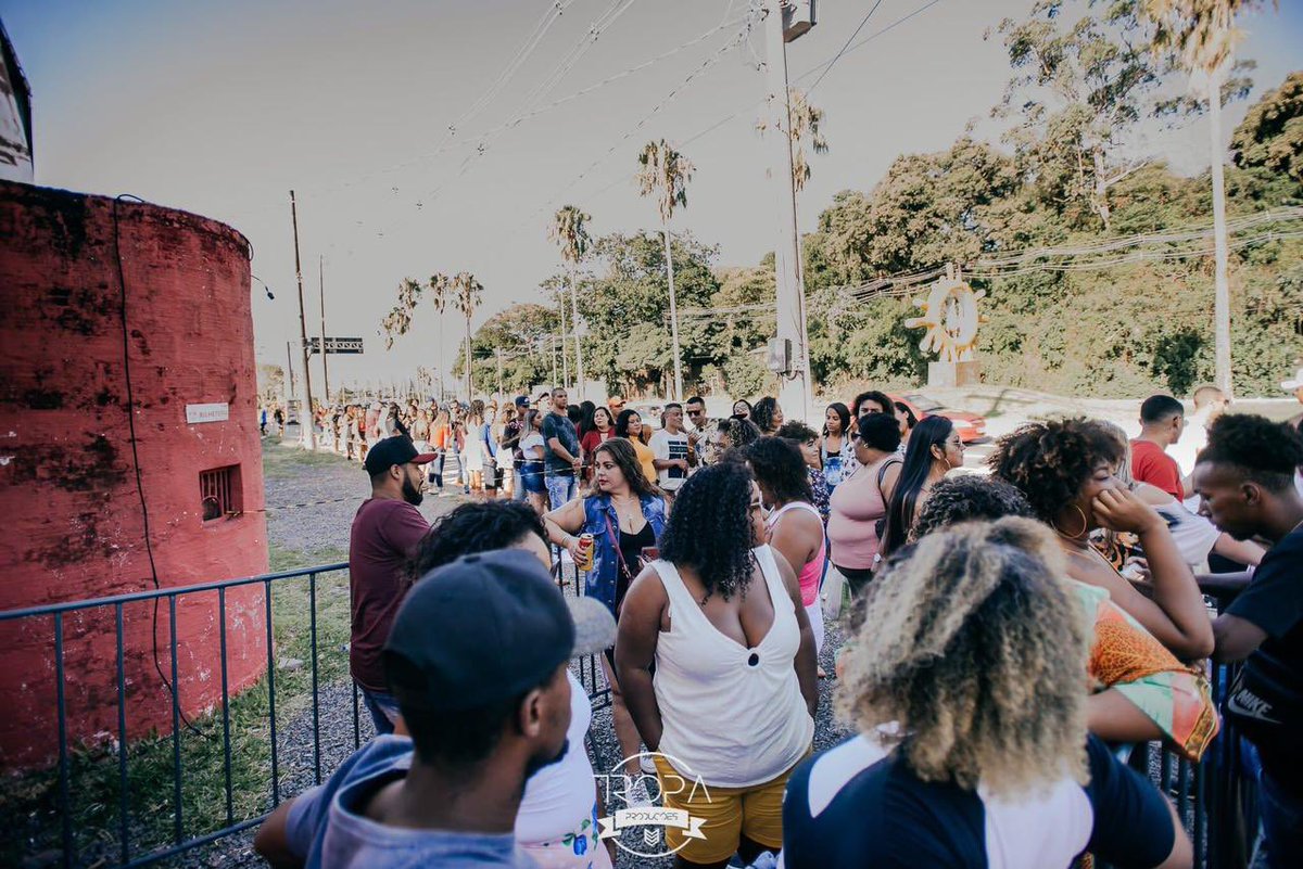 troopeventos's tweet photo. Repitam com a gente: 

EU
JURO
NUNCA
MAIS
RECLAMAR
DAS FILAS
PARA ENTRAR
NOS EVENTOS ! 😂

Admita, que saudade que você tá de uma filinha pra entrar no samba, no show do seu artista preferido. ❤️ https://t.co/8XAxCdAnWz