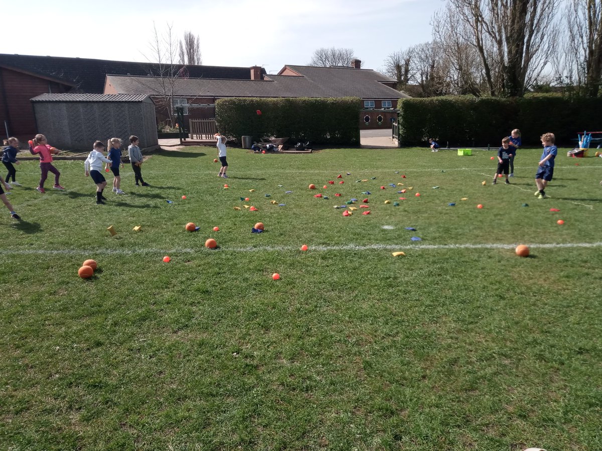 LincsCricket's tweet photo. Fab last day in the 🌞 @SibseySchool with Ms Wheeler's class today. Great @allstarscricket activities - Clean your Planet & 🐛 🦗 which the kids loved.
Hopefully back in T5 to share @DynamosCricket with the older children
Leaflets coming home to adults for further opportunities https://t.co/Z2FpIpOsrK