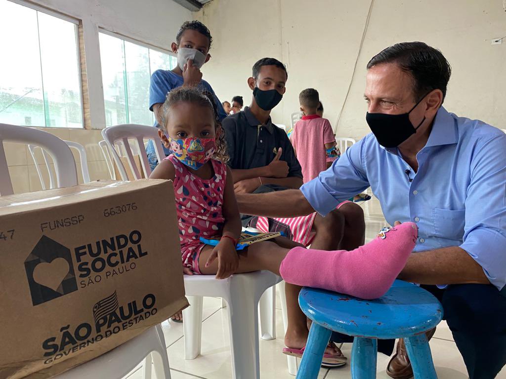 jdoriajr's tweet photo. No Jardim Iporã, extremo da zona sul da Capital, vim ver de perto a dura realidade que algumas famílias carentes estão vivendo com a pandemia. Estamos entregando cerca de dez mil cestas do Alimento Solidário apenas nesta região. https://t.co/gBWytHngmT