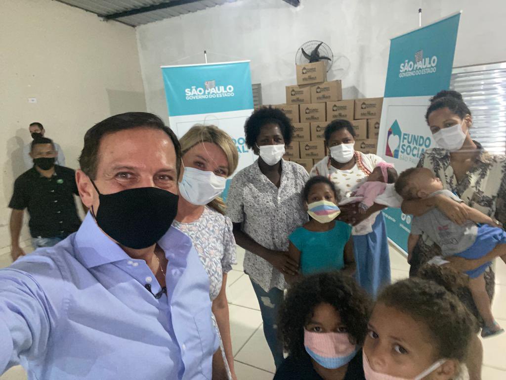 jdoriajr's tweet photo. No Jardim Iporã, extremo da zona sul da Capital, vim ver de perto a dura realidade que algumas famílias carentes estão vivendo com a pandemia. Estamos entregando cerca de dez mil cestas do Alimento Solidário apenas nesta região. https://t.co/gBWytHngmT