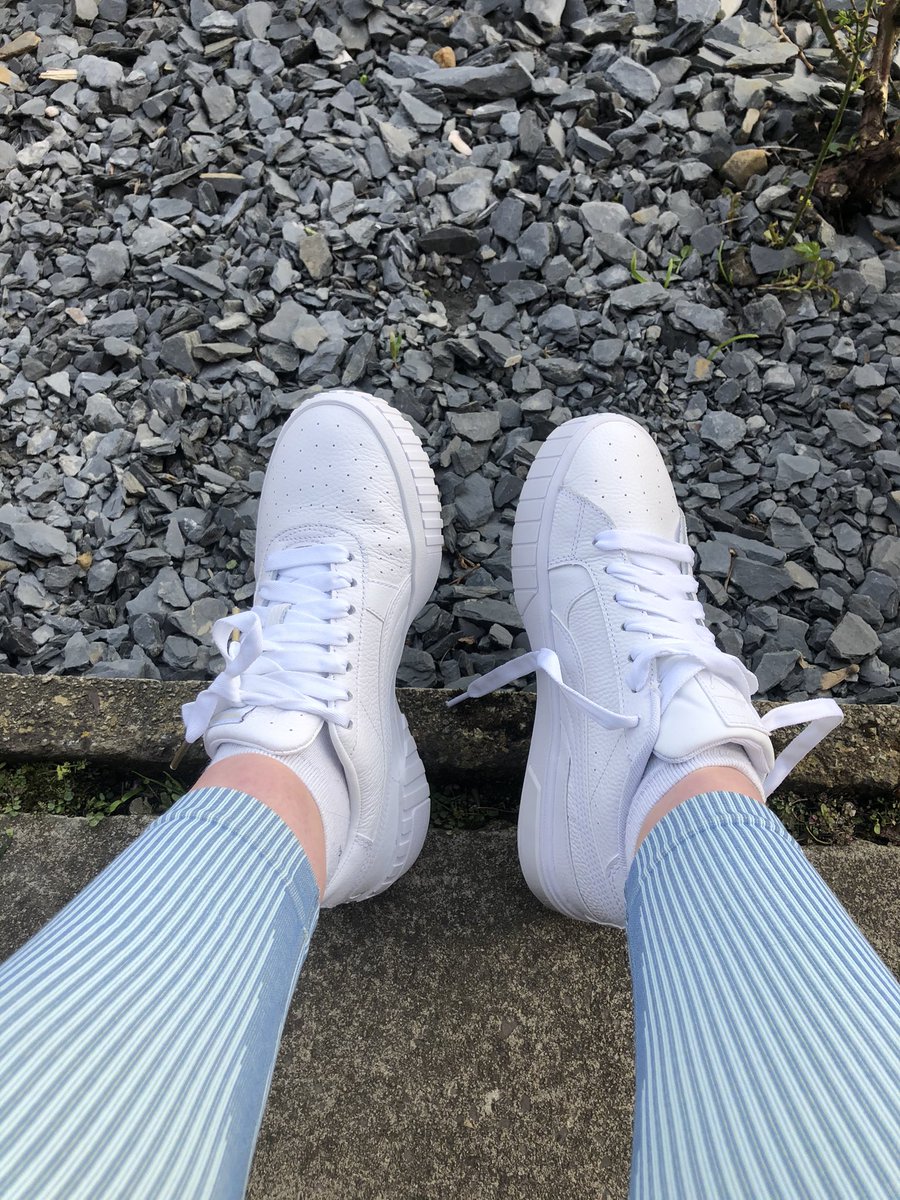 Not sure what’s worse, @JDSports sending me two completely different trainers. Or the fact I’ve been walking round for two days in them and not noticed