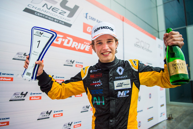 F4ESP_Simulada's tweet photo. TWO IN A ROW!!! 🔥🔥🔥 1-2 PARA @MolRacing_ 
1. @SSoler19 
2. @landonorris_arg 
3. @DannyRicGOAT https://t.co/cNe6Xq5rFB