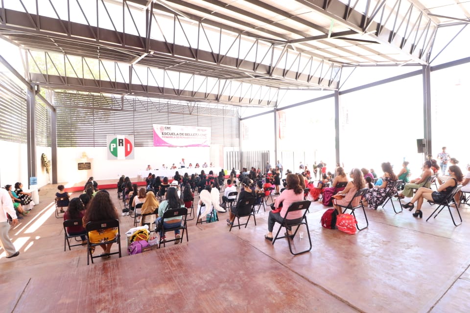 CNC Oaxaca (@cncoaxaca_) on Twitter photo #CNCOaxaca en las instalaciones del <a href="/PRICDEOax/">PRI CDE Oaxaca</a> damos inicio con la inauguración de la "Pasarela de Peinado y Maquillaje" de la Escuela de Bella CNC.
<a href="/AmandoBohrquez3/">Amando Bohórquez</a> <a href="/Amairani_MV/">Amairani Morales</a> #CNCOaxaca en las instalaciones del <a href="/PRICDEOax/">PRI CDE Oaxaca</a> damos inicio con la inauguración de la "Pasarela de Peinado y Maquillaje" de la Escuela de Bella CNC.
<a href="/AmandoBohrquez3/">Amando Bohórquez</a> <a href="/Amairani_MV/">Amairani Morales</a>