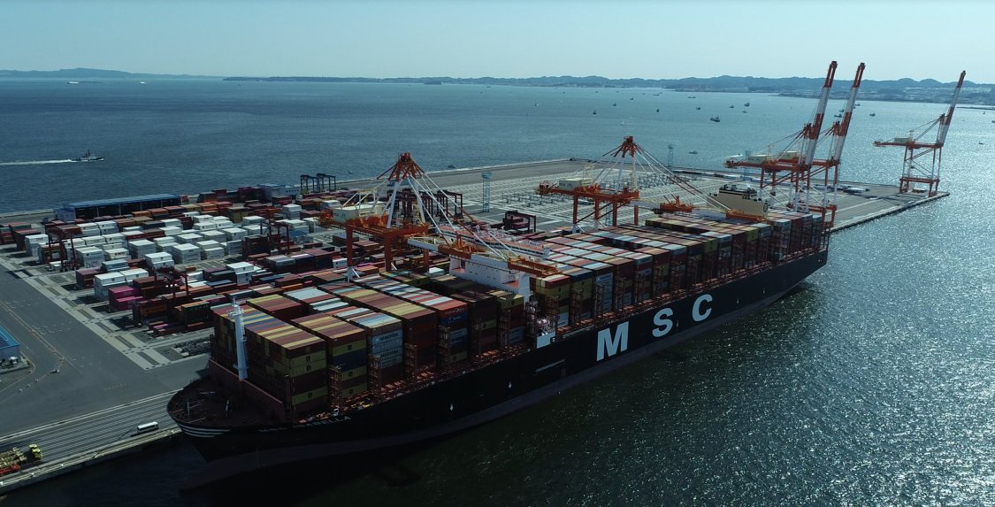 国土交通省 関東地方整備局 港湾空港部 横浜港南本牧ふ頭ｍｃ４コンテナターミナル は 本日より本格供用が開始されました 南本牧ふ頭は 国内最大水深 18m を有する高規格コンテナターミナルとして 多様な取り組みを加速していきます 写真は先月