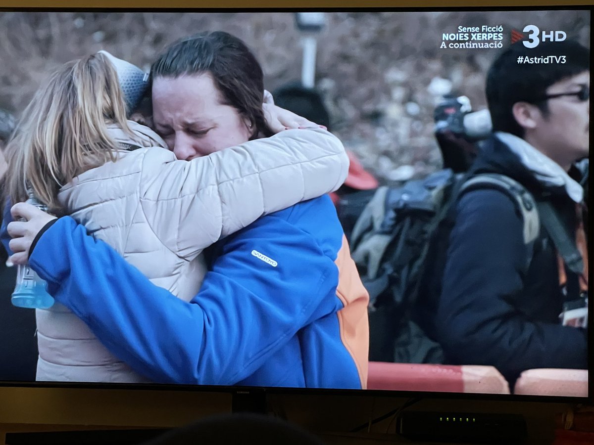 nachoballesta's tweet photo. Que a mi también me ha entrado algo en el ojo... joder ya 🥺 Aquí conociendo a Astrid! ✊🏻 Jefa!! #AstridTV3 https://t.co/E7fYn8UCPp