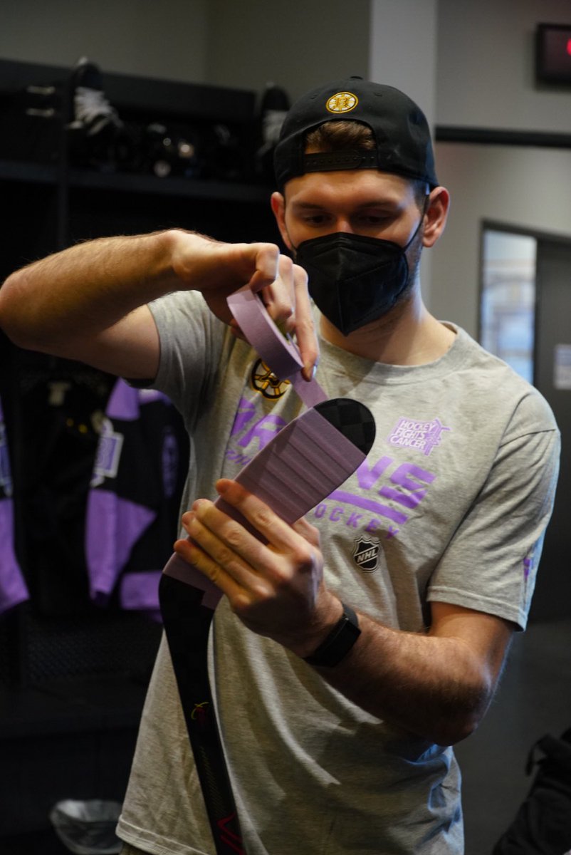 NHLBruins's tweet photo. Lavender looks. 💜 

#HockeyFightsCancer https://t.co/WPK15bRxKt