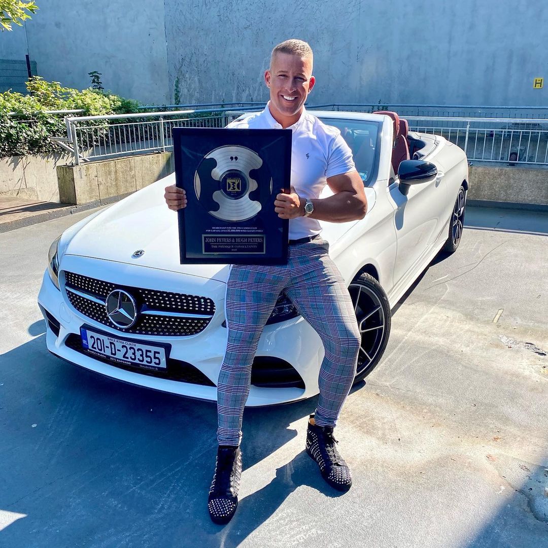 clickfunnels's tweet photo. Welcome to the #2CommaClub! 🤩🏆
Congrats to @johngpeters on earning his Two Comma Club Award! 🎉 https://t.co/Zy6rfmQYPD