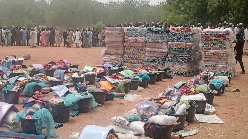 DHAZamfara's tweet photo. Ministry of humanitarian affairs and disaster management  distributed relief materials to  flood victims in Gummi LGAs. Items distributed: zinc, cement, ceiling, nails, mattress, blanket, buckets, cups, plates, men's wears, women's wears, children's wears, brocade, atampa, etc https://t.co/X0PE7HwwXs