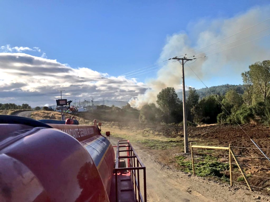 erchiloe's tweet photo. #Queilen
Unidades de Bomberos B-1 BX-2 y Z-2 trabajando en Quema de pastizales y/o matorrales sector #Detico
📷 #EmergenciasChiloé https://t.co/egd2ANcm6p