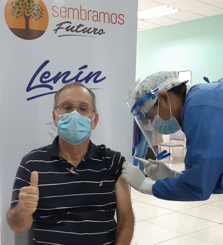 #EcuadorSeVacuna I Amilcar Rincón, 72 años: “Llegué en compañía de mi hijo y desde el ingreso fueron muy amables, la validación de datos rápida y ahora estoy vacunado contra la #COVID19, me voy feliz y agradecido con el personal que me brindó una excelente atención”. #Guayaquil