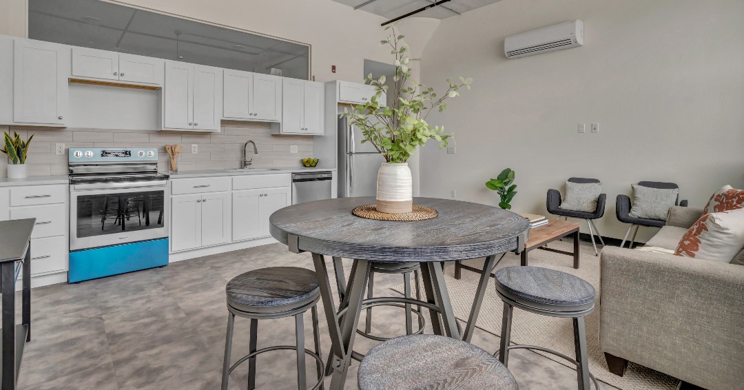 OverlandLofts's tweet photo. Same room, different angle. Are you ready to make your move?!

📍151 Chestnut Street in Downtown Springfield

NOW leasing!
For information -> https://t.co/Pifx0F2ZVq https://t.co/mOxNMbIMkR