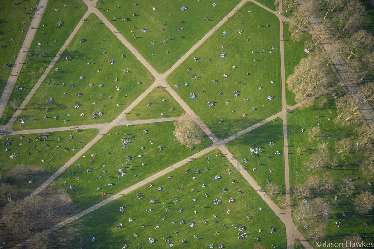 jasonhawkesphot's tweet photo. People! What a truly wonderful scene, shot this afternoon, 1100ft over #HydePark, #London. @theroyalparks. https://t.co/llt4OtxYP6