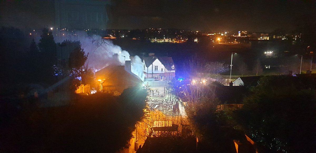 HentonNathan's tweet photo. Crazy scenes. So many fire fighters, and it sounds like they are struggling to get into the old pub.
Hope no one is hurt 🤞🏻 #worcester #fire https://t.co/lwBYLcrDQy