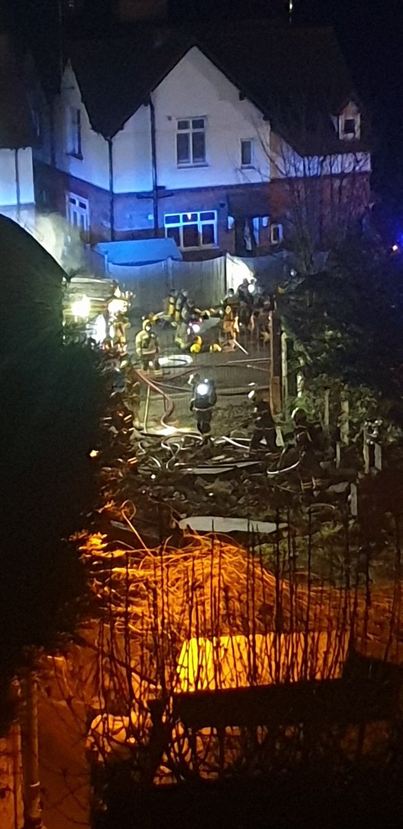 HentonNathan's tweet photo. Crazy scenes. So many fire fighters, and it sounds like they are struggling to get into the old pub.
Hope no one is hurt 🤞🏻 #worcester #fire https://t.co/lwBYLcrDQy