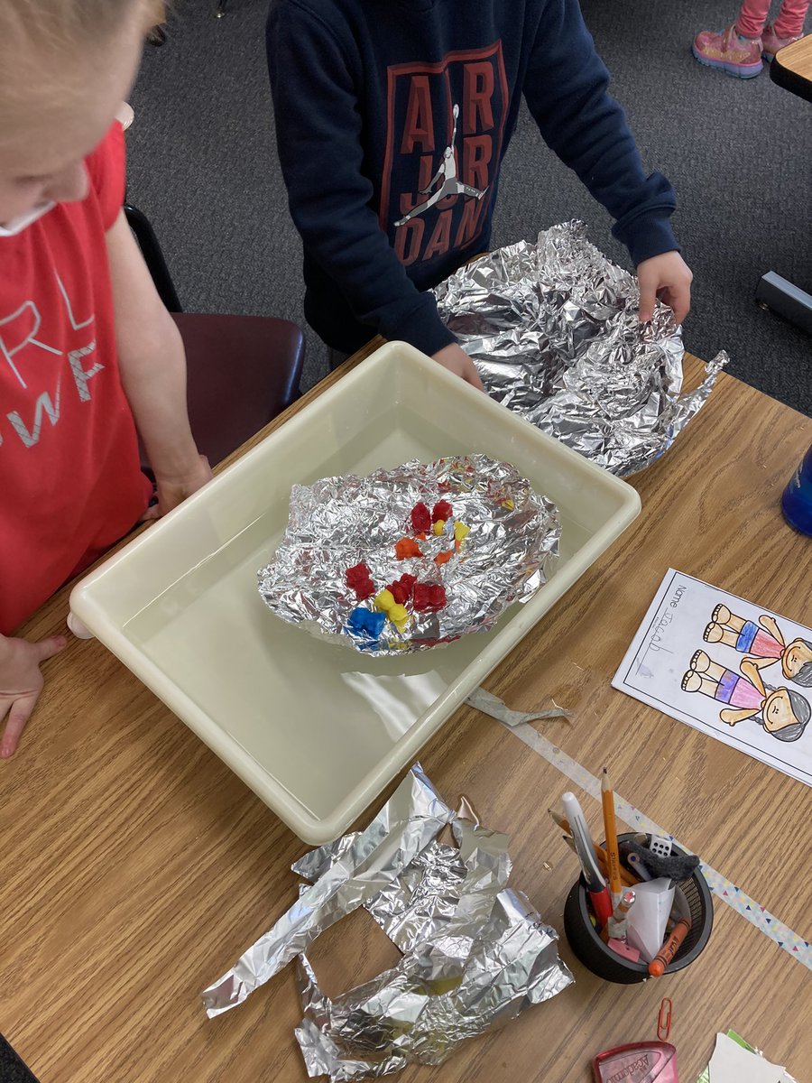 MikaylaClarke17's tweet photo. We decided to combine our science with our newfound interest in the Titanic to see if we could build some โunsinkableโ boats. Glad to see that several students included lifeboats for their passengers! #learningeverywheretogether #pssdprideandjoy https://t.co/3aNGsnRlfx