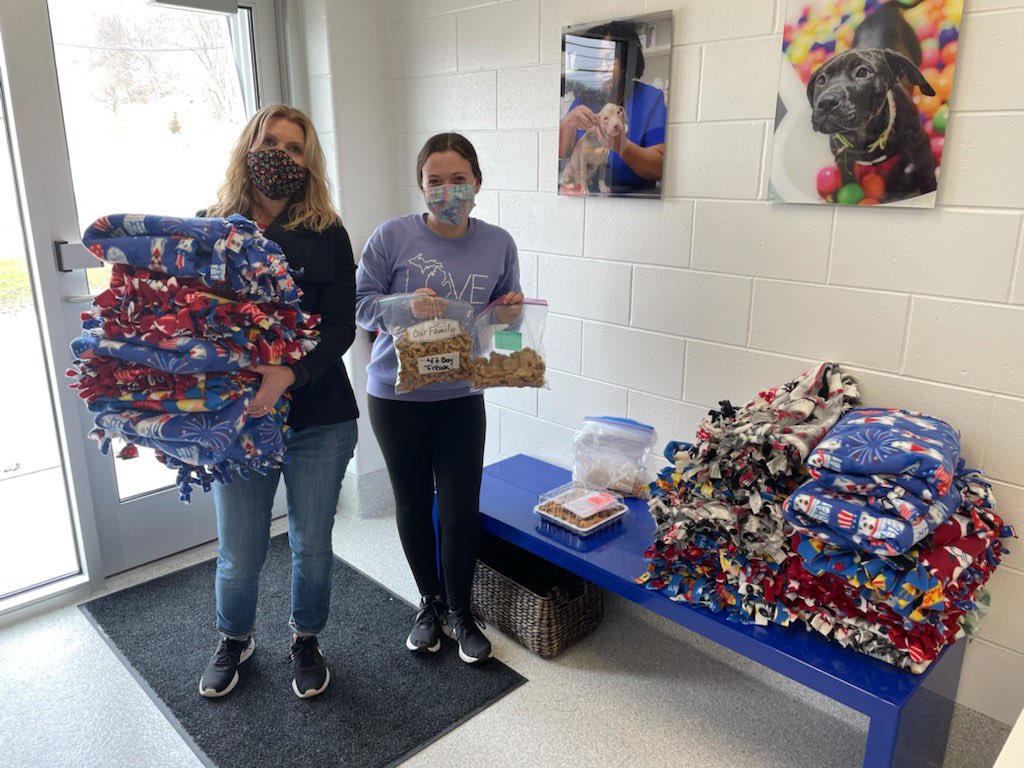 RochesterKey's tweet image. We are so proud to have donated 20 pet blankets and 100+ dog treats to Michigan Animal Rescue League (MARL)! We had so much participation from our club members to make this possible, so thank you to all volunteers! We are hopeful to continue working with MARL in the future!🐶🐱