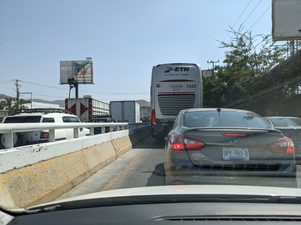 Trafico_ZMG's tweet photo. Vialidad muy complicada para salir de la ciudad por López Mateos, desde Bugambilias hasta Casa fuerte #ReporteZMG https://t.co/T03SDUNpam