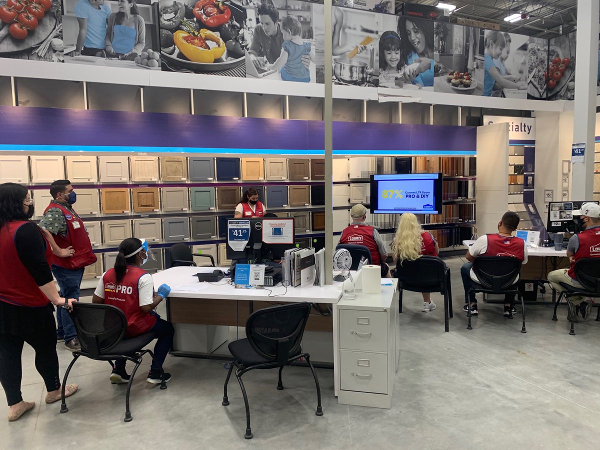 chris_hardesty's tweet photo. SPECIALTY SPOTLIGHT: Store 1652 Kissimmee, FL pulling out the tv to fully absorb @SHAMWOW99 and @JoeMcFarland_ message today about driving presentation and service amongst our specialists and showrooms. Great job @SASM_Mildred!!! @specialtylowes @CA_Stokes https://t.co/ifQFBxUL9r