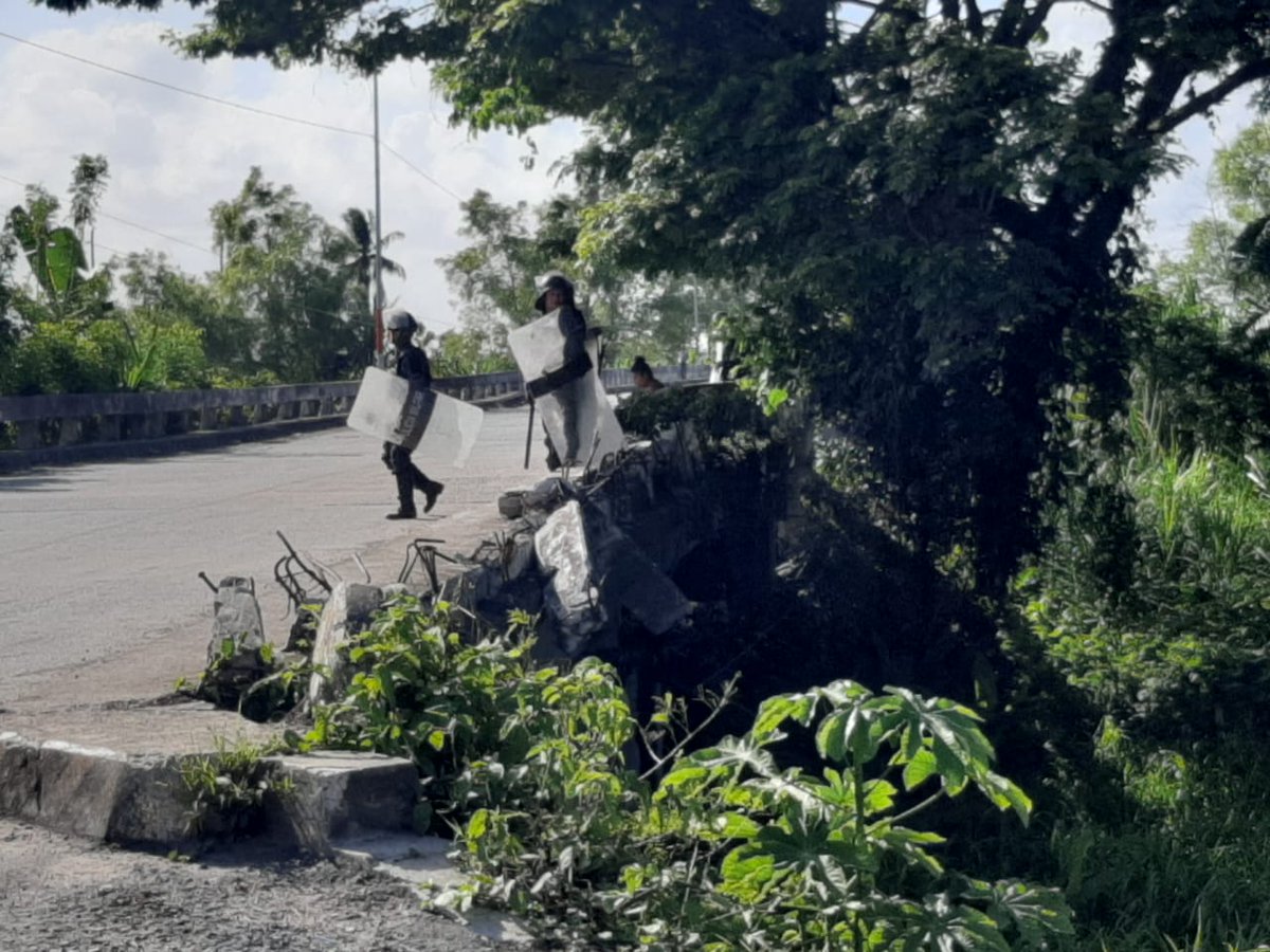 AztecaNoticiaGT's tweet photo. Un aproximado de cien elementos de fuerzas combinadas de la @PNCdeGuatemala y @Ejercito_GT, realizan operativos de retenes para evitar que personas migren de forma ilegal en el territorio nacional. 

Vía: @FreddyMuralles https://t.co/fOPa0To3x0