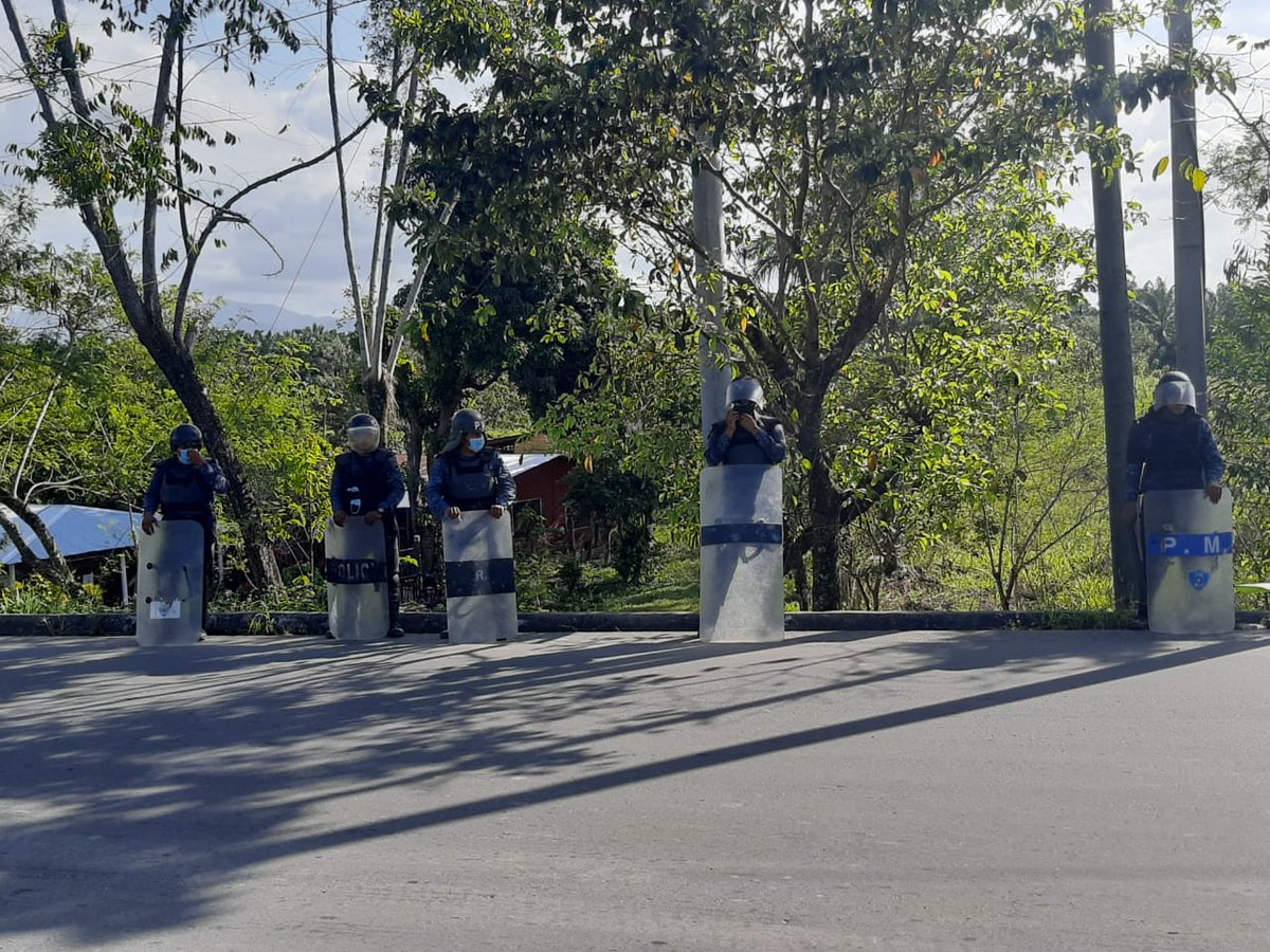 AztecaNoticiaGT's tweet photo. Un aproximado de cien elementos de fuerzas combinadas de la @PNCdeGuatemala y @Ejercito_GT, realizan operativos de retenes para evitar que personas migren de forma ilegal en el territorio nacional. 

Vía: @FreddyMuralles https://t.co/fOPa0To3x0