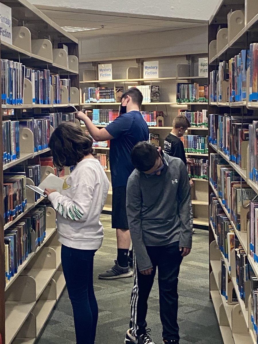 HtmsLibrary's tweet image. More wonderful scenes from the library today... first in-person checkouts! #htmsreads #covidschool #pandemiclife #trussvillelearns #mylibrarystory #ALlibraries