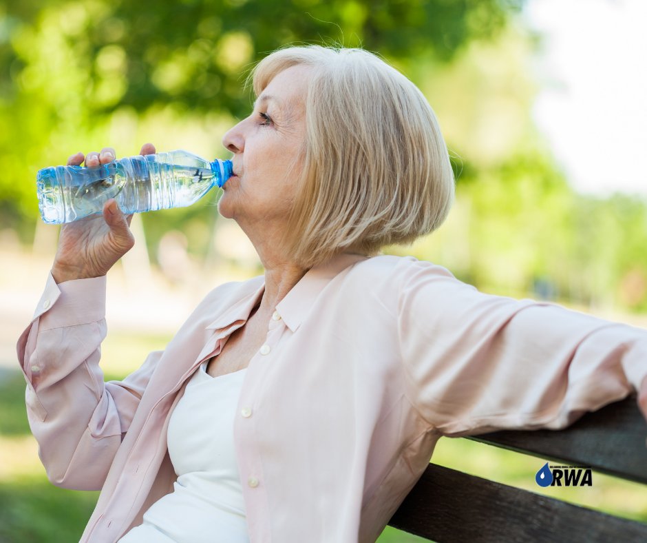 Жара пейте воду. Пенсионеры в жару. Бабушка пьет воду. Женщина взрослая пьет воду. Обезвоживание у пожилых.