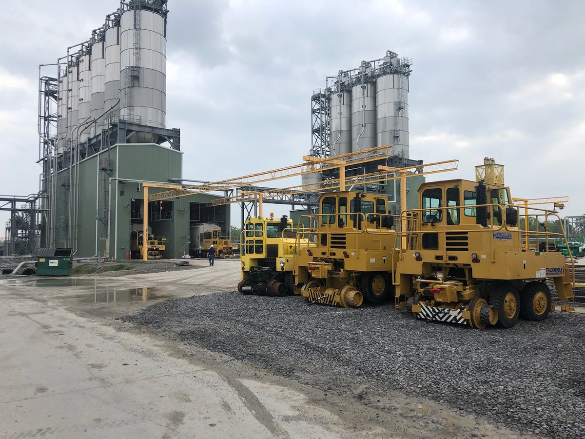 BriggsIS_'s tweet image. Ben Marchman delivering 2 more Trackmobile's to his customer in Mobile, AL. 3 generations of Trackmobile in one picture and another happy customer! Great Job Ben! 
#railcarmover #trainyard #railway