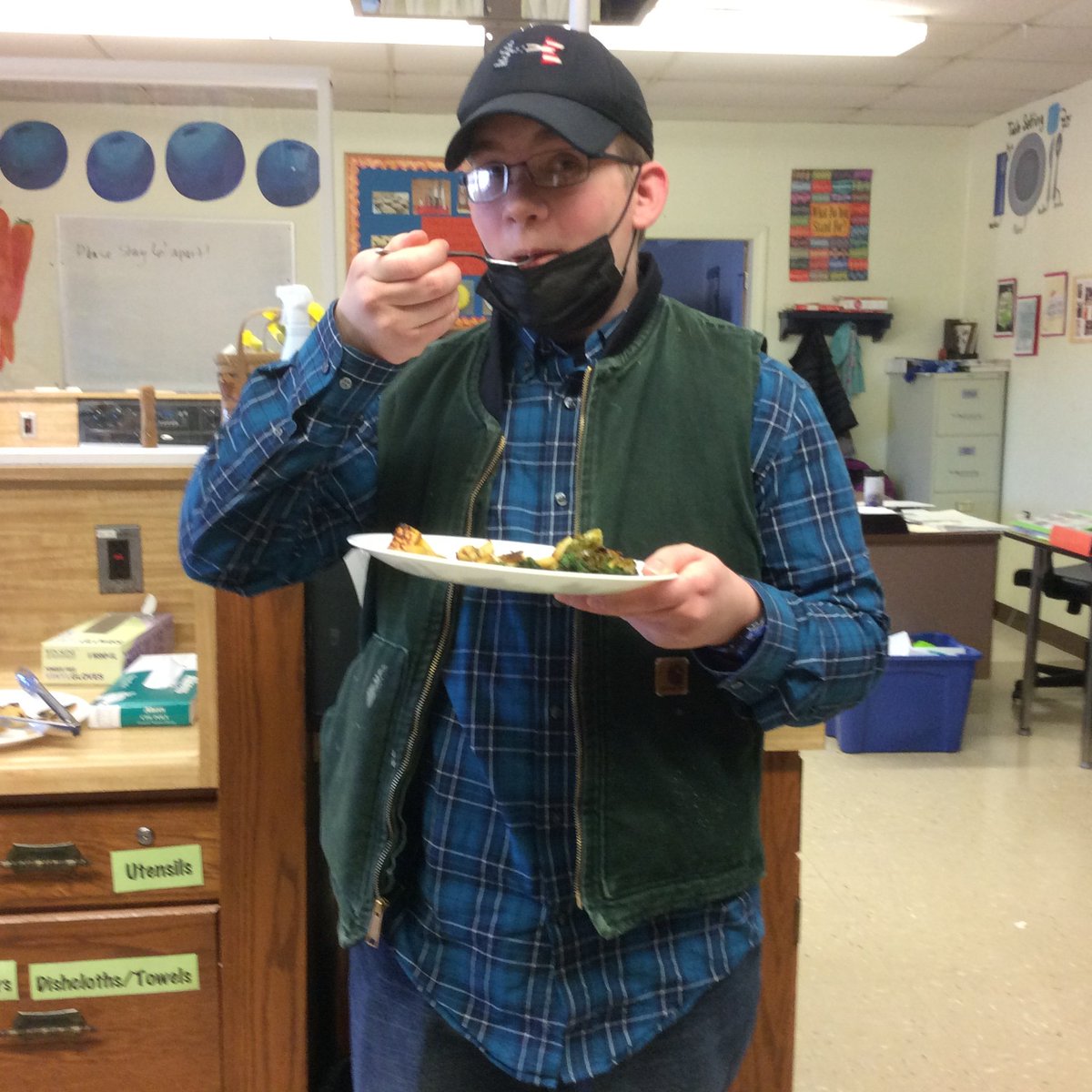 aznash13's tweet photo. Culinary Arts 1 students make Kale Chips, Parsnip and Sweet Potato Fries, Roasted Turnip and Brussel Sprouts  #MarchNutrtionMonth #OOBschools https://t.co/stICMuhOGg