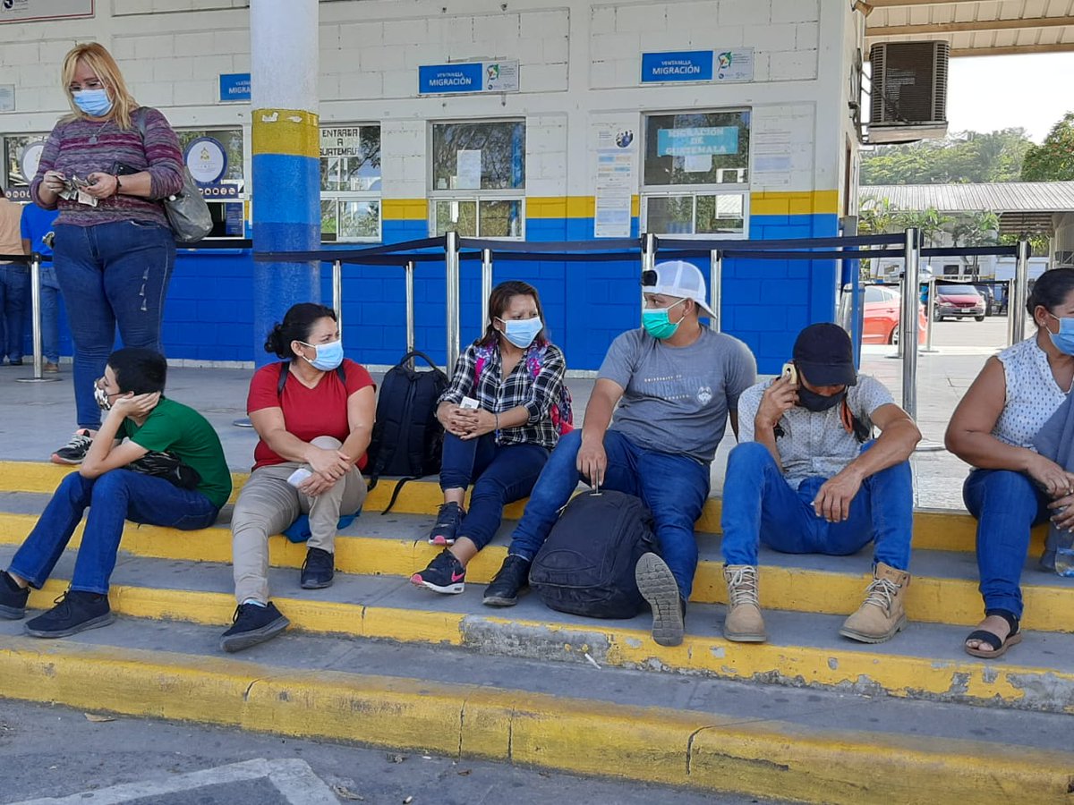 AztecaNoticiaGT's tweet photo. Migrantes que ingresan de forma ilegal al territorio guatemalteco y que son identificados en los retenes, son trasladados por la @PNCdeGuatemala a control migratorio en la frontera de El Corinto, para realizar de forma legal el trámite correspondiente.

Vía: @FreddyMuralles https://t.co/XRyEhA1gus