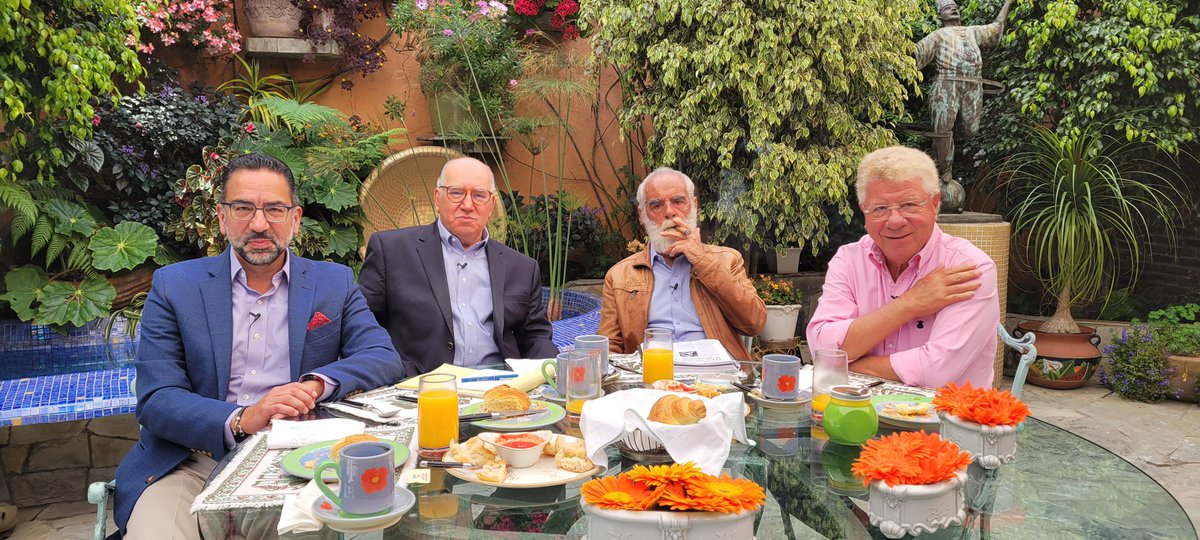AtypicalTeve's tweet photo. Gracias al Jefe @DiegoFC por acompañarnos en #DesayunandoCon @AngelVerdugoB, @carlosalazraki y @JLozanoA 

¡No se pierdan el estreno este viernes a las 08:00am! 

📺YOUTUBE: https://t.co/xRZ2Y7zNE1📺

📺FACEBOOK: https://t.co/9O8irL4fjg📺 https://t.co/g6CDX7Jisj