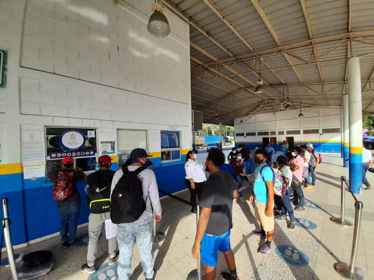 AztecaNoticiaGT's tweet photo. Autoridades de migracion inician con la identificación de personas que fueron trasladadas por la @PNCdeGuatemala al Centro de Control, para que continúen de forma legal su paso por Guatemala hacia la frontera con México.

Vía: @FreddyMuralles https://t.co/gww5GxisY8