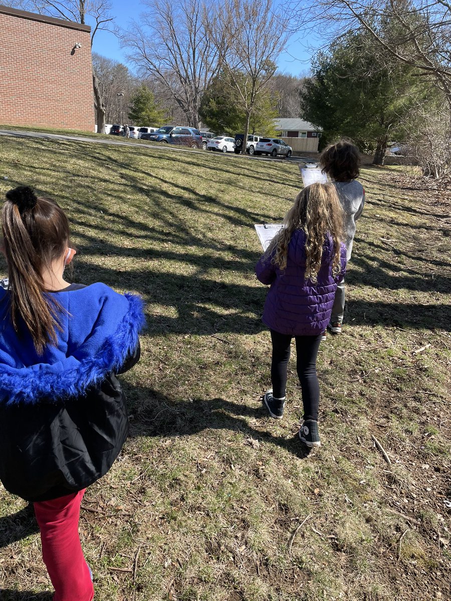 Spring scavenger hunts are the BEST! Taking advantage of our beautiful New England seasons. ☀️