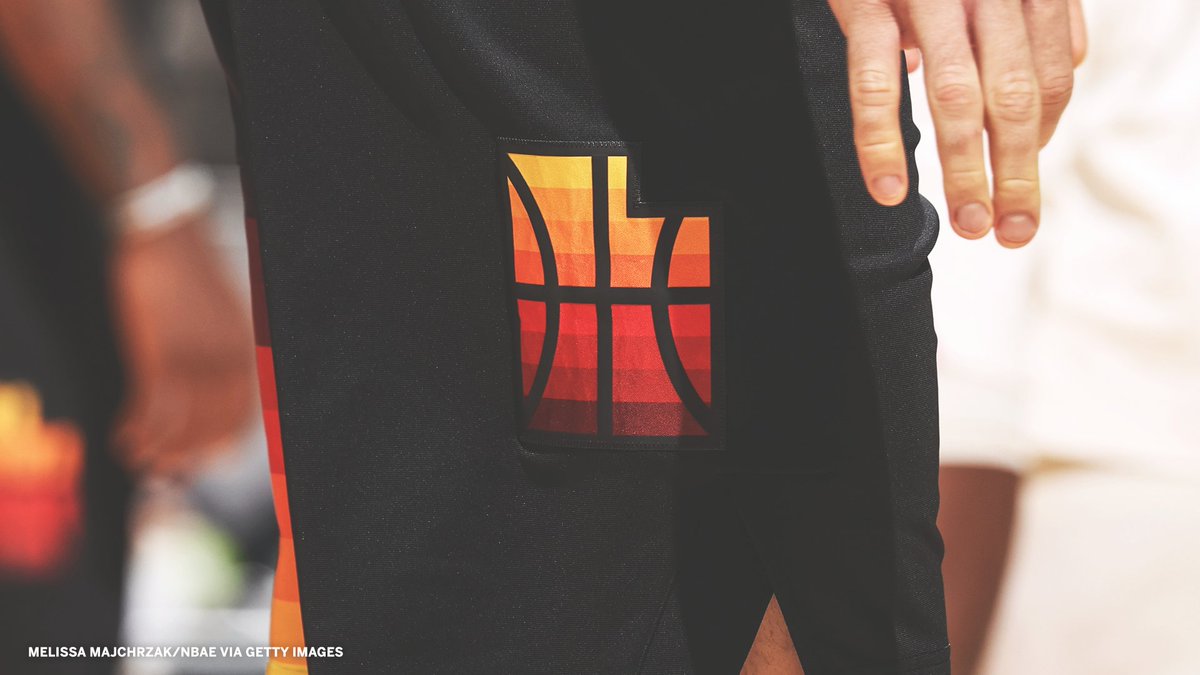 SportsCenter's tweet image. The Jazz's team charter plane had to make an emergency landing shortly after takeoff on Tuesday after striking a flock of birds that resulted in an engine issue, a team source who was on the flight told @wojespn. es.pn/3wfaMXC