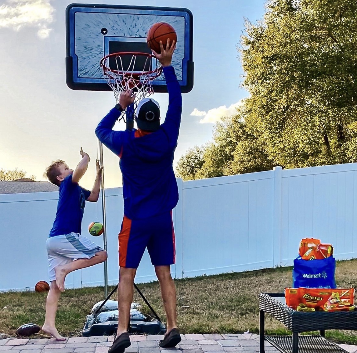 ConservamomE's tweet photo. @mamallama.llama 's house is in full game mode for the basketball tournament! #AD Love the spirit! #Foundatwalmart #Biteintothismadness https://t.co/3yllCwLF2q https://t.co/kE9b6iwkIR