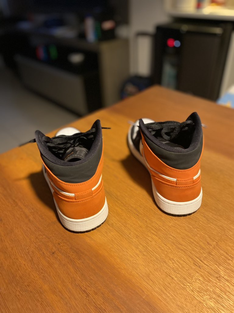 og_tuts's tweet photo. Aí rapaziada to vendendo msm Air Jordan 1s preço: R$ 450,00 
descrição: 9/10 usado, número 40 https://t.co/L5HyOLEV5E