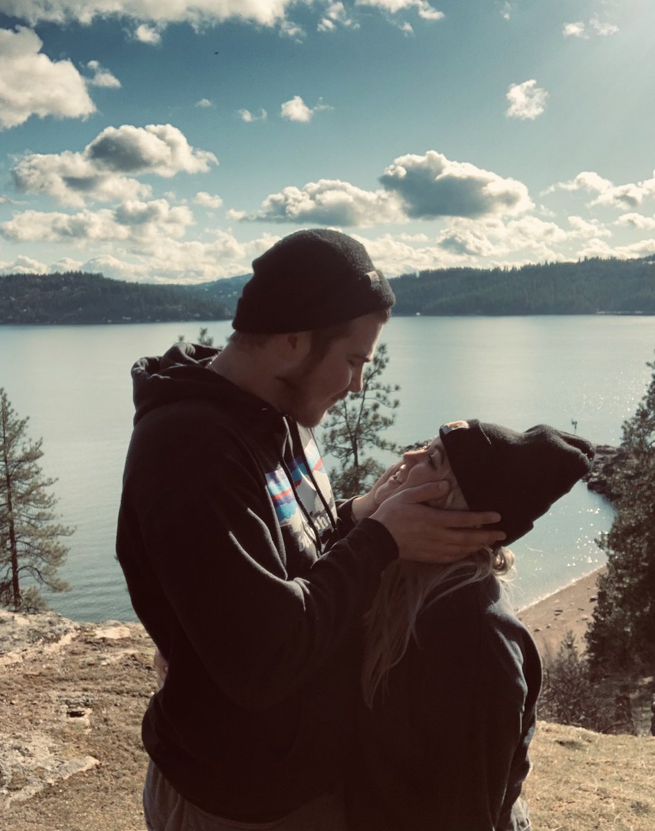 TrinityChanel's tweet photo. Go take a hike! (With your best friend https://t.co/SsKkzuNkWe