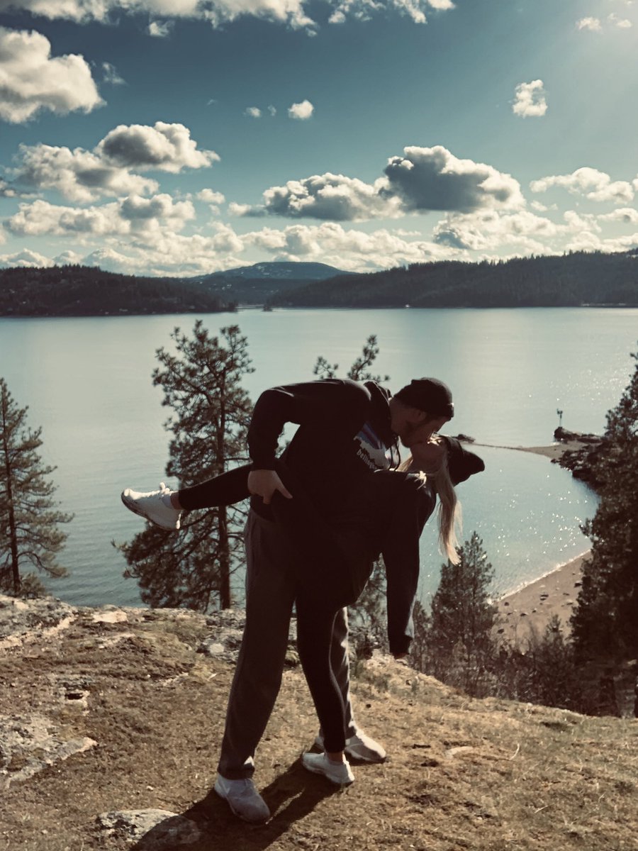 TrinityChanel's tweet photo. Go take a hike! (With your best friend https://t.co/SsKkzuNkWe