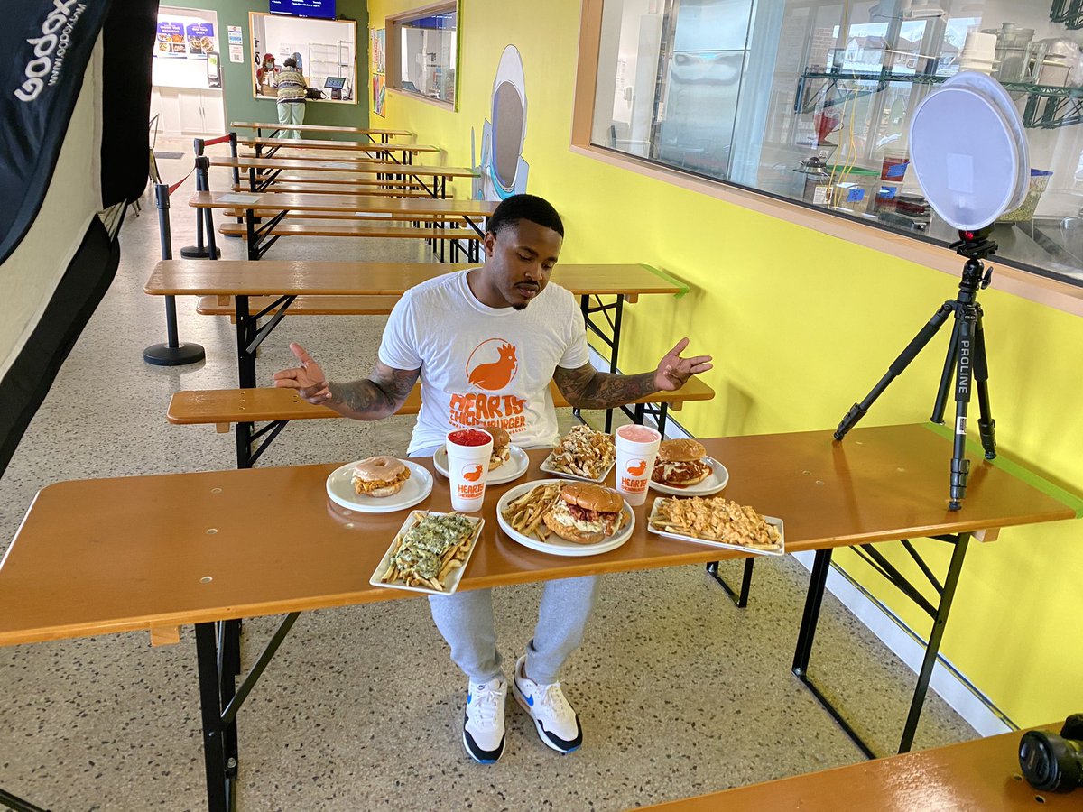 103Emoe's tweet photo. Follow @HChickenburger Congratulations @cheez_____  on your new restaurant venture #BeYou🐝🕊 https://t.co/cOgjRzclet