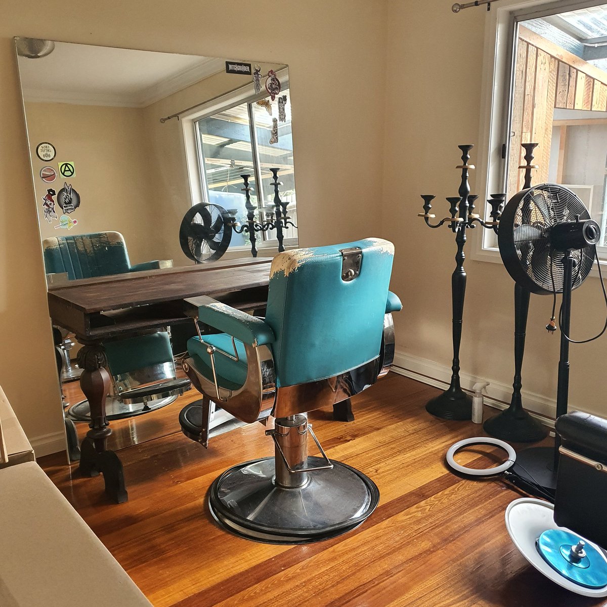 Lacethebarber's tweet photo. Miss me!? I'm hopefully setting up the barber room today!! Arrr moving is so crazy!! But getting there!! Thanks for being so patient xx I appreciate you all xxoo https://t.co/FyLvn3YUmb