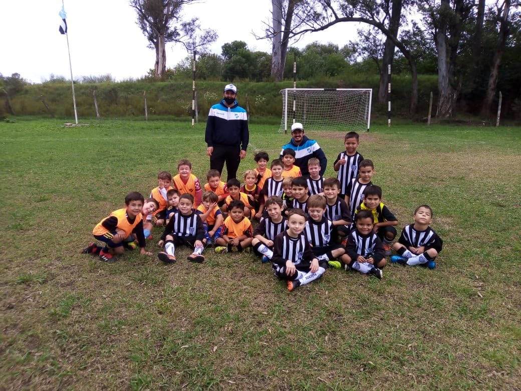 clublaemilia's tweet photo. Postales de los partidos de infantiles frente a Conesa el pasado domingo 😛
.
.
.
#club #clublaemilia #actividades #depprte #futbol #infantil #juego #partido #pañeritos https://t.co/a0oAv8pbqQ