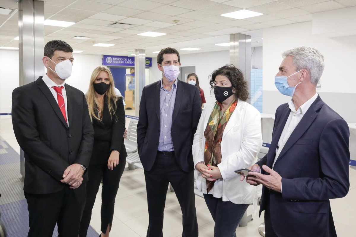 En el Aeropuerto de Ezeiza, con <a href="/wadodecorrido/">Wado de Pedro 🇦🇷</a> y <a href="/carlavizzotti/">Carla Vizzotti</a> supervisamos el operativo de testeo que organizamos desde el Estado Nacional para personas que ingresan al país.
El objetivo es prevenir, detectar los casos positivos y detener la entrada de nuevas cepas de Covid-19.