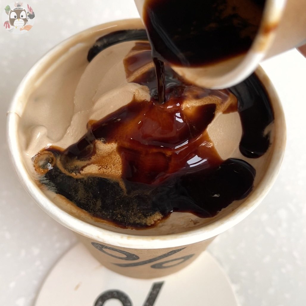foodblogbkk's tweet photo. อัฟโฟกาโตจากร้าน % ARABICA คือดีมาก กรี๊ดด😍 อร่อยมากแบบมากๆ ใครเคยกินกาแฟเจ้านี้จะรู้ดีทำไมคนถึงยอมต่อคิวกัน ตัวไอติมใช้กาแฟซิกเนเจอร์ของร้านทำเลย เนื้อเนียนๆนุ่มๆแต่ไม่ขมนะ ราดซ็อตกาแฟคือเข้ากัน! @aroii https://t.co/DnCsUAglqD