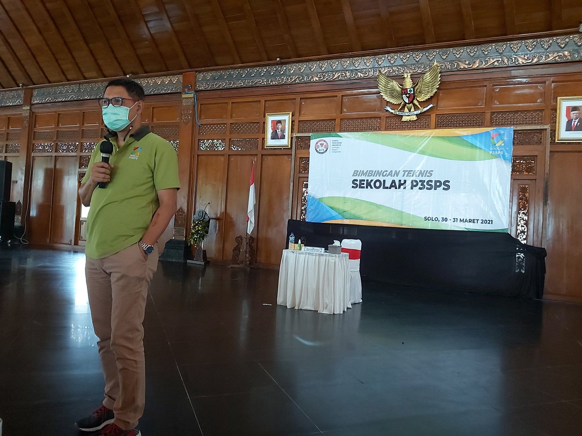Wakil Ketua <a href="/KPI_Pusat/">Komisi Penyiaran Indonesia</a>, Mulyo Hadi Purnomo memaparkan tentang Kepentingan Publik dalam P3SPS #SekolahP3SPSSolo2021 <a href="/JRKIndonesia/">JRKI</a> <a href="/kemkominfo/">Kementerian Komedi Infotainment</a> <a href="/jrkijatim/">JRKI JATIM</a>