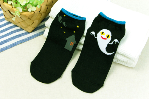 絵本ナビ 絵本 ねないこだれだ の世界がそのまま靴下に キッズサイズもあるので 親子で一緒にはけますよ 絵本ナビ限定 ねないこだれだ おばけソックス レディース T Co Yct4t4c5iu 絵本ナビショッピング ねないこだれだ せなけいこ