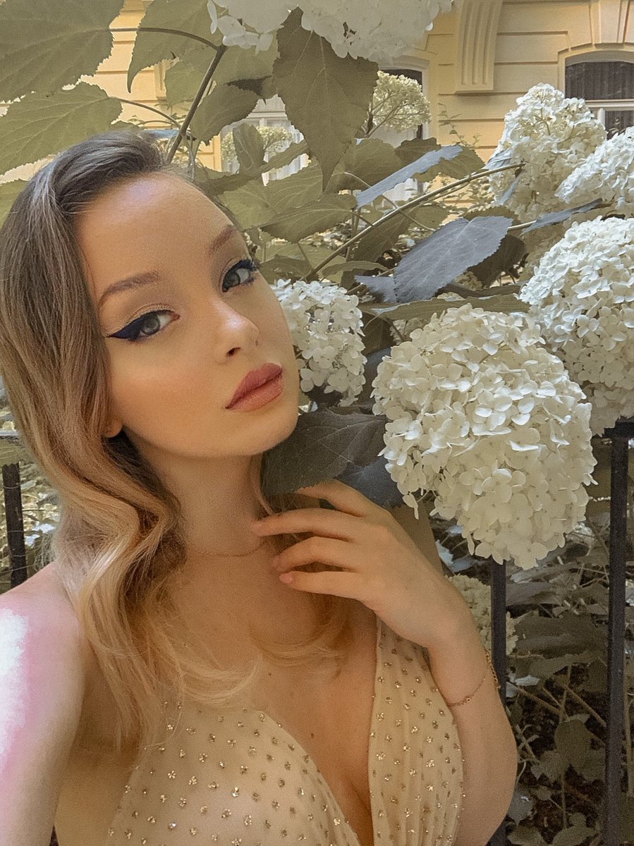 roxaralu's tweet photo. Can’t wait for these flowers to bloom again. 🍥 •
•
•
🌸 #vintage #mermaidhair #softwaves #curls #softcurls #vienna #model #portraitphotography #balayage #drawingreference #alternativephoto #40shair #romanianmodel #blondebalayage #portrait #selfie #alternative #altmodel https://t.co/tBqnyUMG48